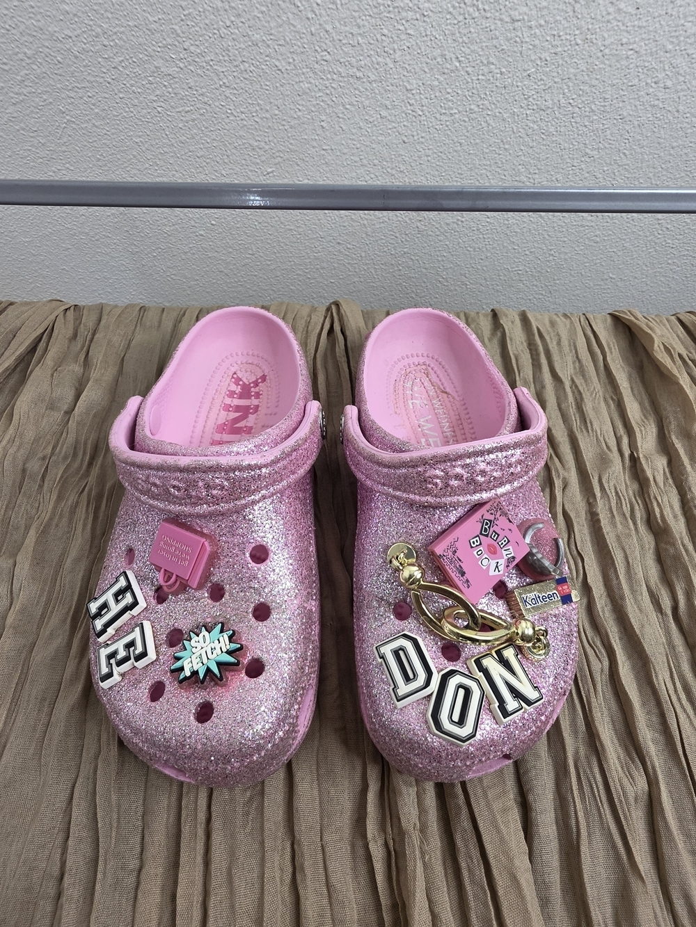 Crocs Mean Girls Pink Glitter Classic Clogs Women’s 7 Men’s 5